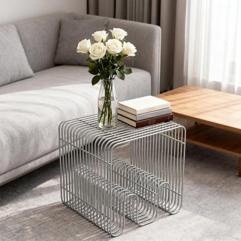 Table d'appoint moderne en métal, table de chevet minimaliste avec étagère de rangement ouverte, petite table basse polyvalente pour salon, chambre, balcon et terrasse