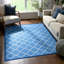 Tapis géométrique bleu à motif treillis Bethie-24753950