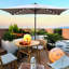 Parasol de patio rectangulaire - 10 pi x 6,5 pi À énergie solaire. Auvent. Manivelle et bouton-poussoir inclinable. 26 lumières. Mât noir. Gris moyen Matériau de l'auvent à DEL près de la piscine. À énergie solaire. Espace piscine-121047132