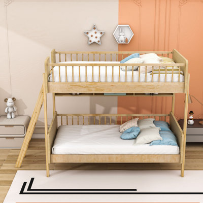 Lit superposé simple au-dessus d'un lit simple avec tablettes en bois