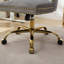 Chaise de bureau en velours gris avec base en métal doré, style bouton, pivotante et réglable, boutons tirés à la main, garniture décorative cloutée, coussin à haute résilience, structure triple élastique, revêtement rembourré pour le travail.