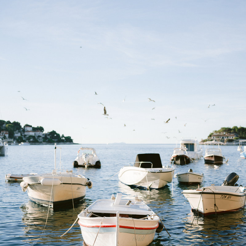 «Bateaux de Hvar» par Raisazwart, Papier avec cadre photo en érable, H 20 po x l 20 po, No
