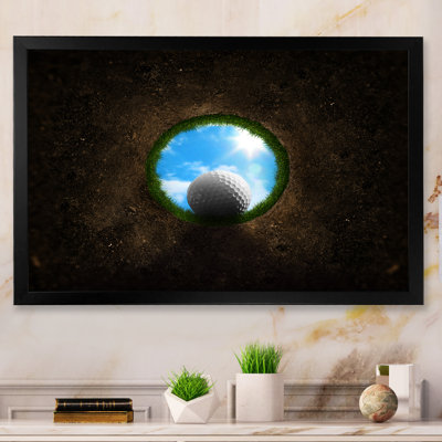 «Golf Ball Falling Into», reproduction sur toile