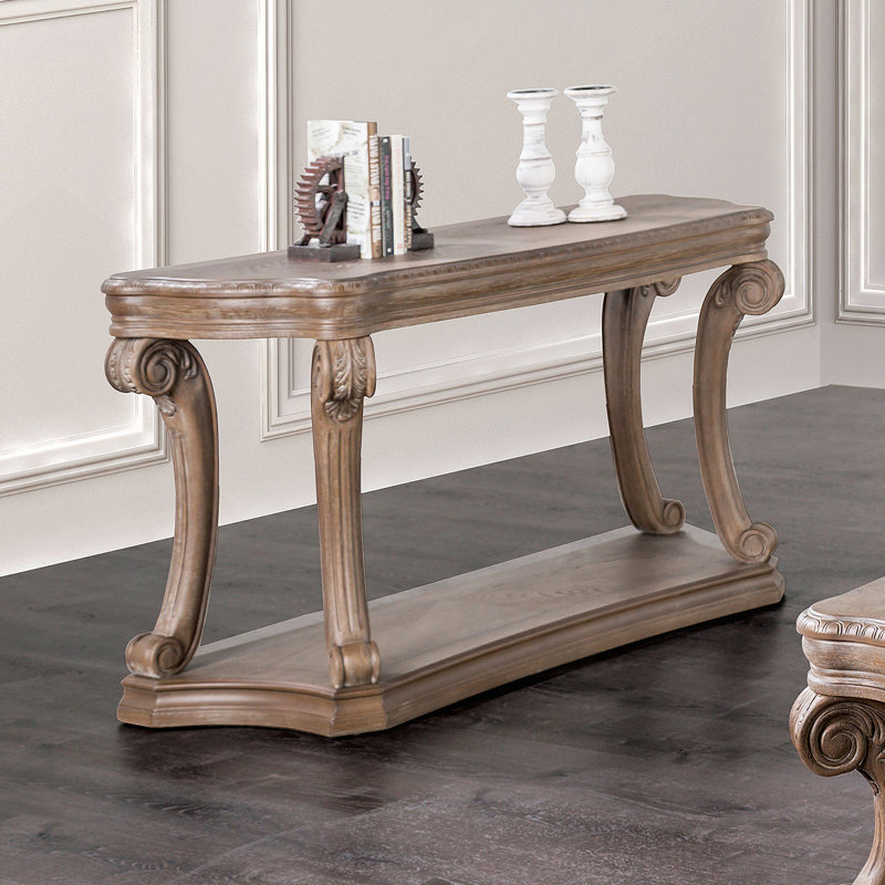 Élégante table de canapé de style transitionnel avec grande tablette ouverte, pieds à volutes et moulures dentelées au fini chêne vieilli
