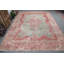 Tapis turc rétro rouge et vert pour un look de salon classique avec une finition usée organique