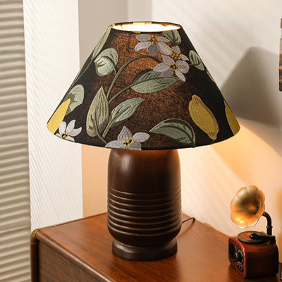 Petite lampe de table moderne en bois massif brun et métal avec abat-jour en lin pour le salon de la chambre à coucher, ampoule incluse