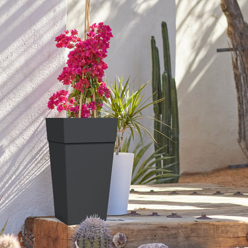Pot à fleurs effilé carré moderne intérieur / extérieur en plastique recyclé 25 po Modern, Noir