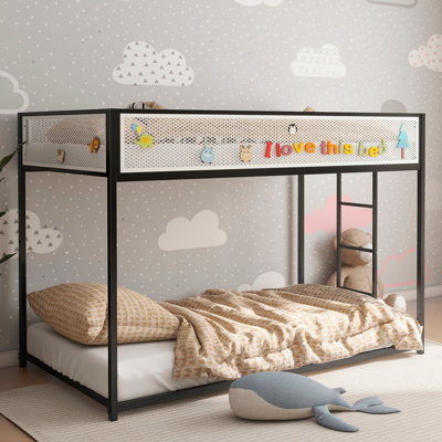 Lit simple superposé simple en métal noir avec barrière de sécurité en filet blanc pour enfants et adultes Adam, profil bas et échelle facile à monter avec échelle stable