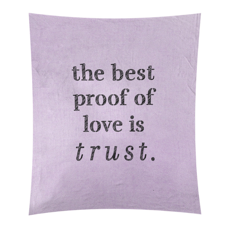 Tapisserie en polyester et citation manuscrite en polyester, H 104 po x l 88 po, Mauve / Noir