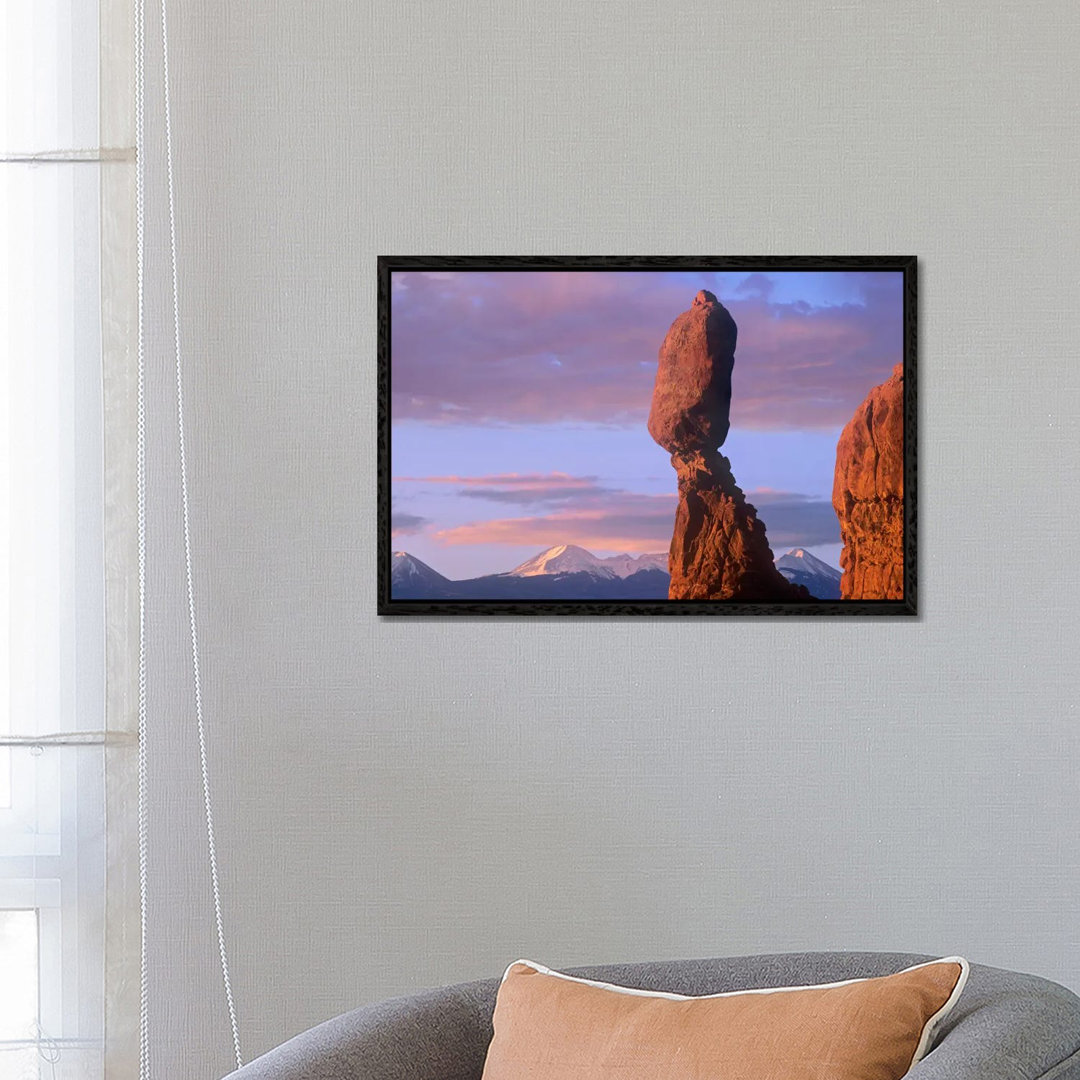 La Sal Mountains und Balanced Rock, Arches National Park, Utah von Tim Fitzharris - Galerie-verpackte Leinwand Giclée au...