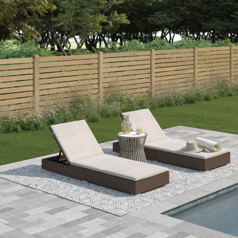 Chaise longue simple inclinable en aluminium et osier avec coussins 77,1 po Pacey, Beige, Brun