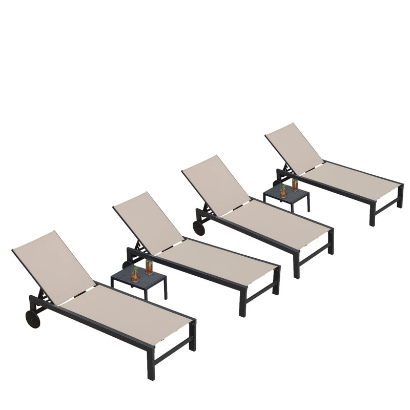 Chaise longue d'extérieur en métal résistante à la rouille avec table (ensemble de 4), Beige