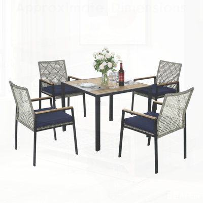Ensemble repas de patio 5 pièces toutes saisons avec table en bois d'acacia et chaises en rotin, parfait pour les réceptions en plein air et la détente.