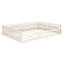 Lit plateforme beige avec garde-corps et coussin confortable - Structure en bois pleine grandeur en construction