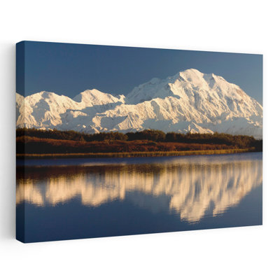 Reflet des montagnes enneigées sur l'eau, parc national du Mont Mckinley, Denali, Alaska, paysage contemporain abstrait, art naturel