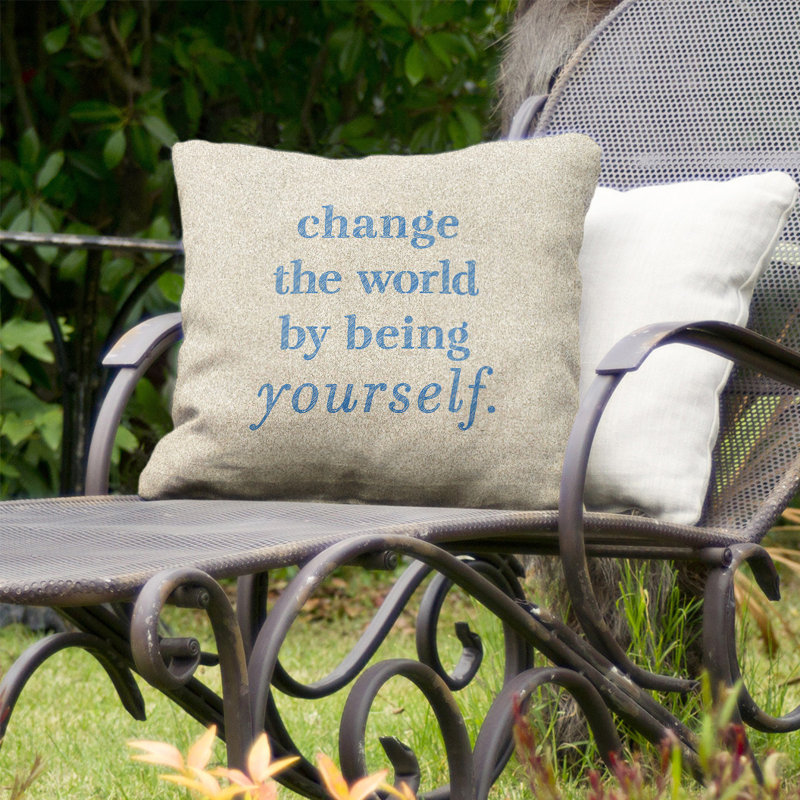 Coussin décoratif intérieur/extérieur change the world, 16 po x 1 po, Blanc / Bleu
