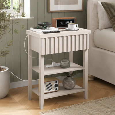 Table de chevet cannelée avec station de charge, table de chevet de ferme avec tiroir et 2 tablettes de rangement ouvertes, table d'appoint moderne pour le vestibule de la petite chambre à coucher, beige