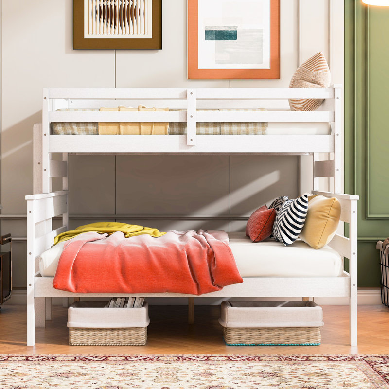 Lit simple superposé au-dessus de grand lit blanc avec cadre en bois résilient pour chambre à coucher