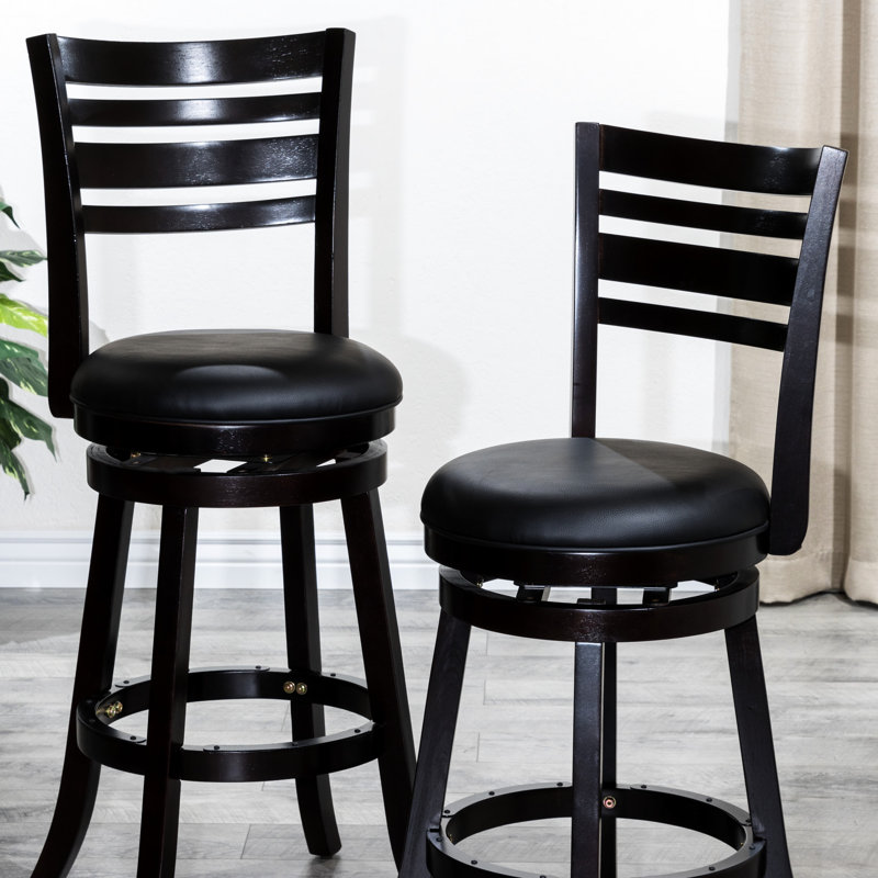 Tabouret pivotant de 24 po à hauteur de comptoir avec finition, siège en cuir noir - polyvalent pour un usage domestique, dossier à lattes élégant et siège confortable