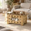 Table basse ovale de style champêtre avec plateau en verre trempé caramel et piètement en bois sculpté ajouré