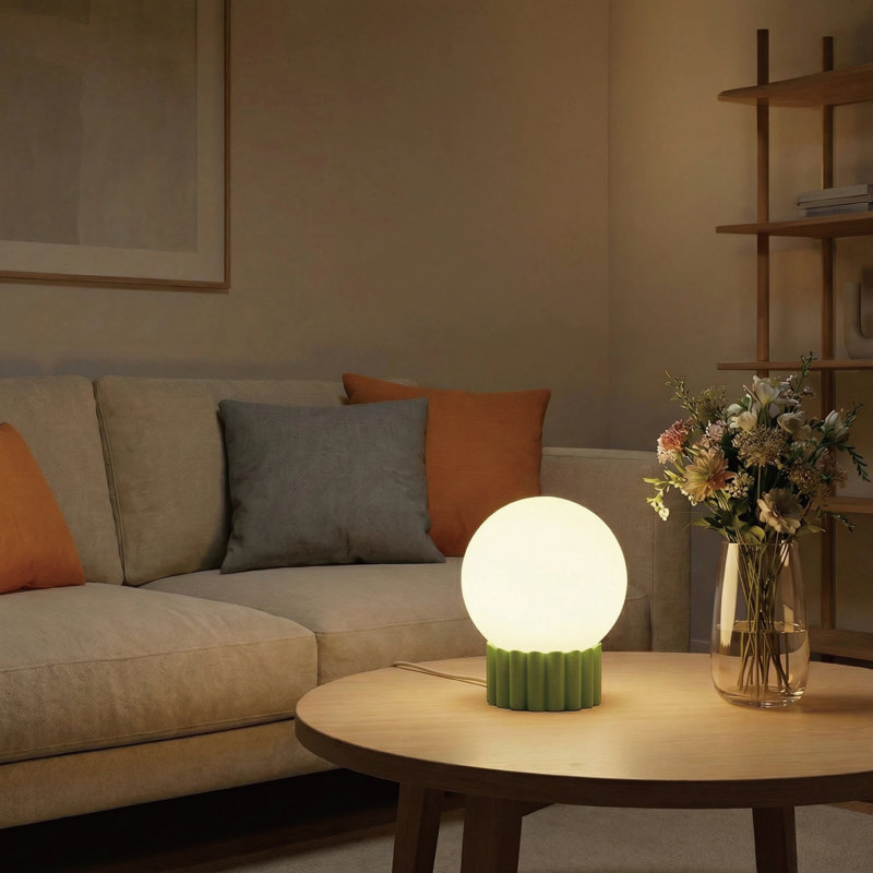 Lampe de table sphérique en verre opale à intensité variable 6,9 po avec base en résine verte et support de lampe E12, certifiée cULus pour les tables de chevet de chambre à coucher, les tables d'appoint de salon, les bureaux à domicile, les entrées, les chambres d'hôtel ou l'éclairage d'ambiance de café