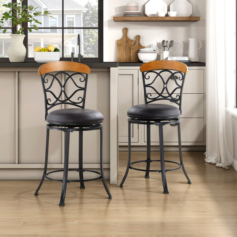 Élégante chaise pivotante avec revêtement en similicuir et structure en métal pour manger et se détendre
