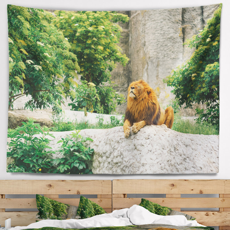 Paysage avec un grand lion couché sur des pierres dans une tapisserie du zoo, H 50 po x l 60 po