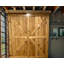 Portes de grange doubles en aulne fini avec ensemble de quincaillerie coulissante en bois-102356071