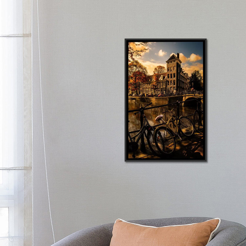 Amsterdam III, reproduction sur toile, H 26 po x l 18 po x P 1,5 po, Toile avec cadre noir, Pas de tapis