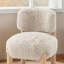 Chaise d'appoint de style contemporain avec dossier incurvé et pieds en bois revêtus de tissu de fourrure au fini taupe-130219395