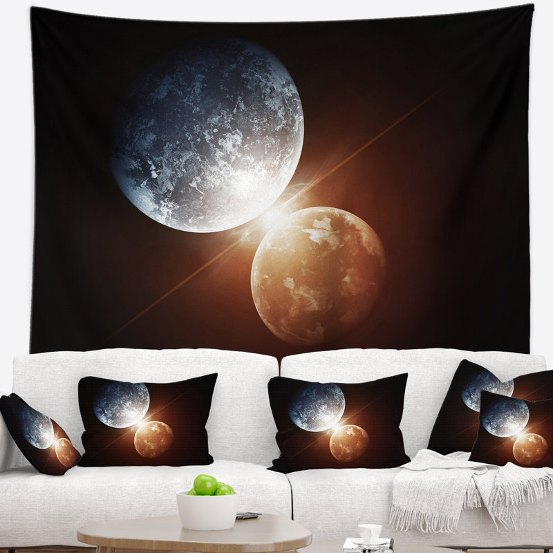 Tapisserie "Spacescape Kiss" entre deux planètes, H 32 po x l 39 po