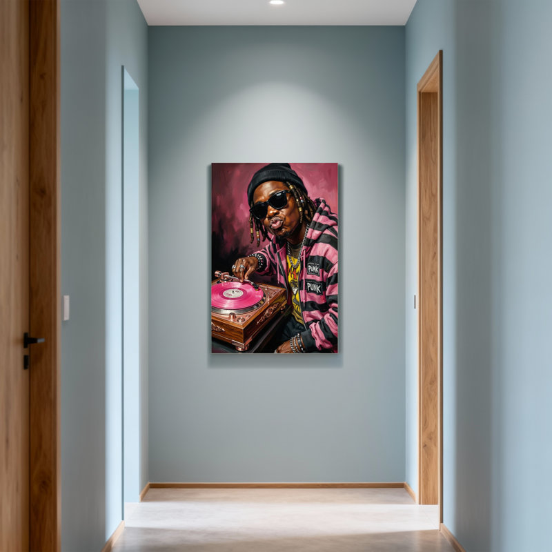Fashion DJ jouant un disque vinyle avec une housse rose, H 40 po x l 28 po