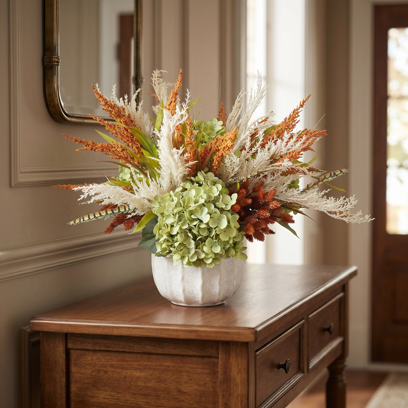 Centre de table d'automne avec hortensias, bruyère et pampas
