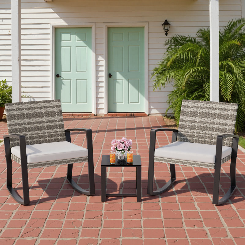 Ensemble de 3 chaises berçantes d'extérieur gris clair avec coussins blancs, ensemble de conversation pour patio et table basse