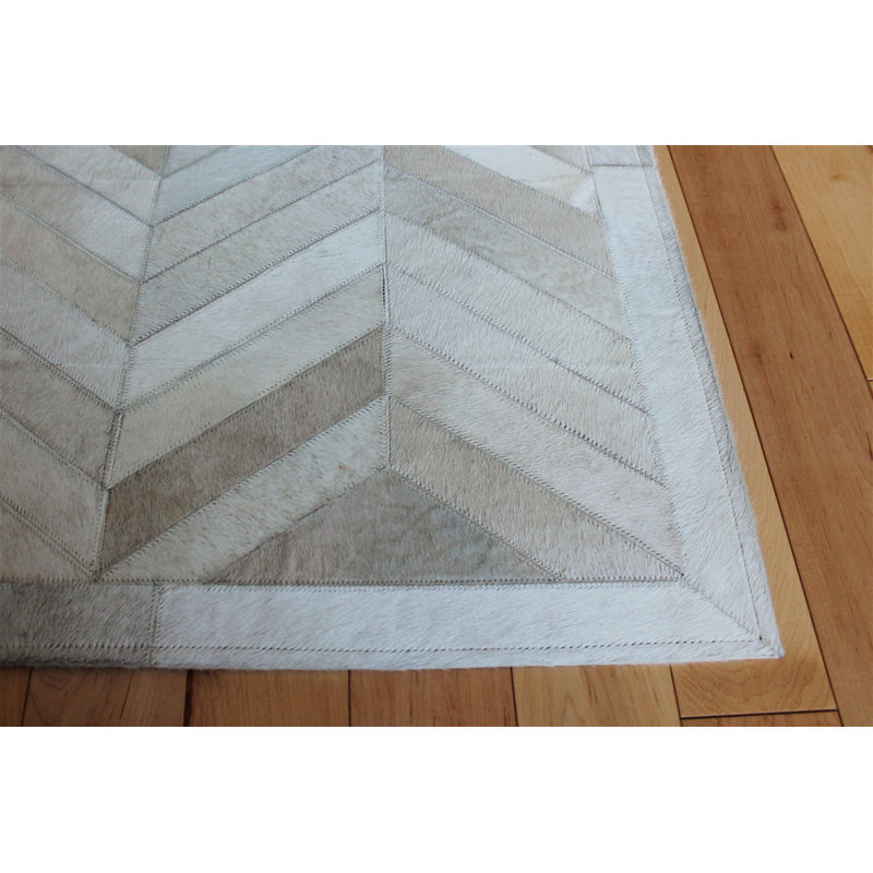 Area Cowhide Chevron Area Rug in Cream/Gray, Rectangle 5' x 8'