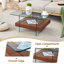 Table basse carrée 31,4 pouces à deux niveaux - une combinaison élégante de verre transparent et d'autocollant texturé noyer Elle peut être utilisée non seulement comme table basse, mais aussi comme table d'appoint ou présentoir.