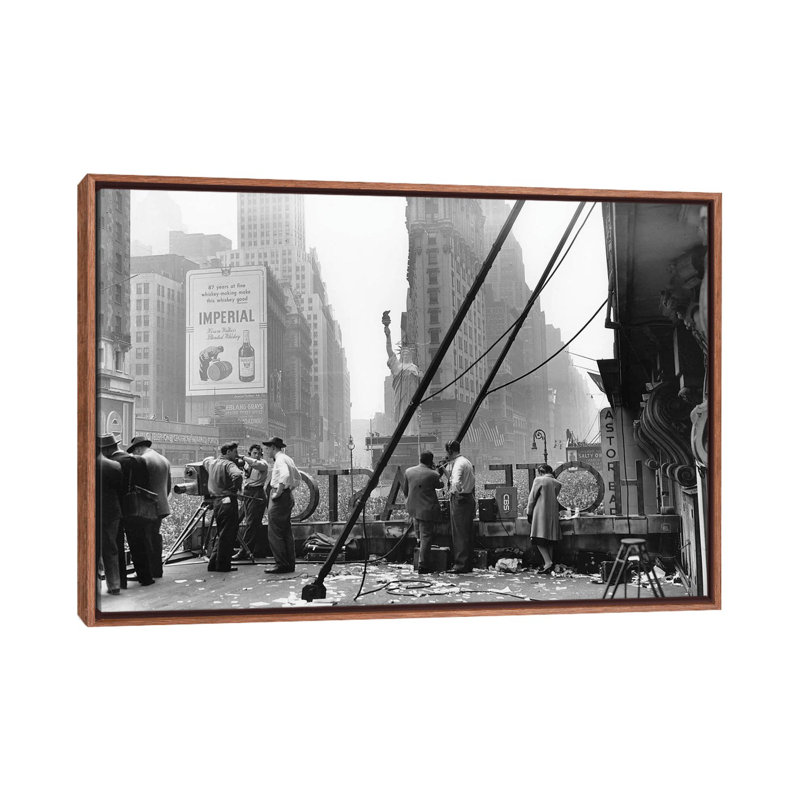 V-E Day (Times Square, NYC 1945) 1 Piece Wall Art on Canvas, 66.04 cm H x 45.72 cm W, Classic Brown Wood Framed