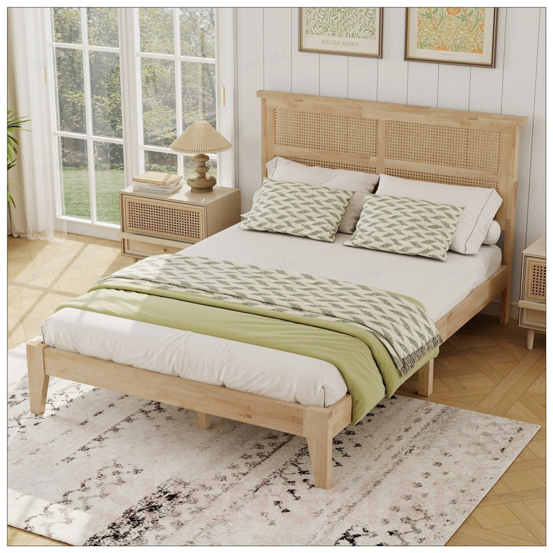 Lit double en bois massif avec tête de lit en rotin, poutres de soutien centrales et pieds améliorés pour plus de durabilité et de style