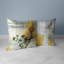 Coussin décoratif oiseau sur une branche-106879518-106879520