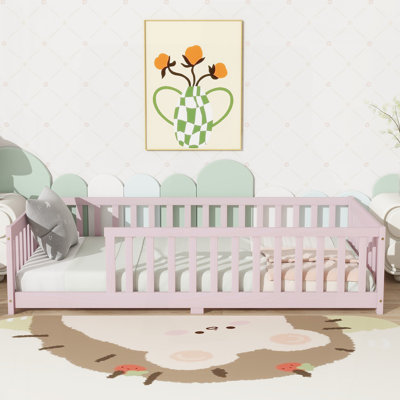 Lit simple au sol avec clôture sans porte, lit en bois d'hévéa avec barrières de sécurité, rose