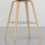 Paire de tabourets de bar/comptoir - Revêtement, structure en bois, repose-pieds. Deux tabourets modernes avec siège et dossier en tissu.