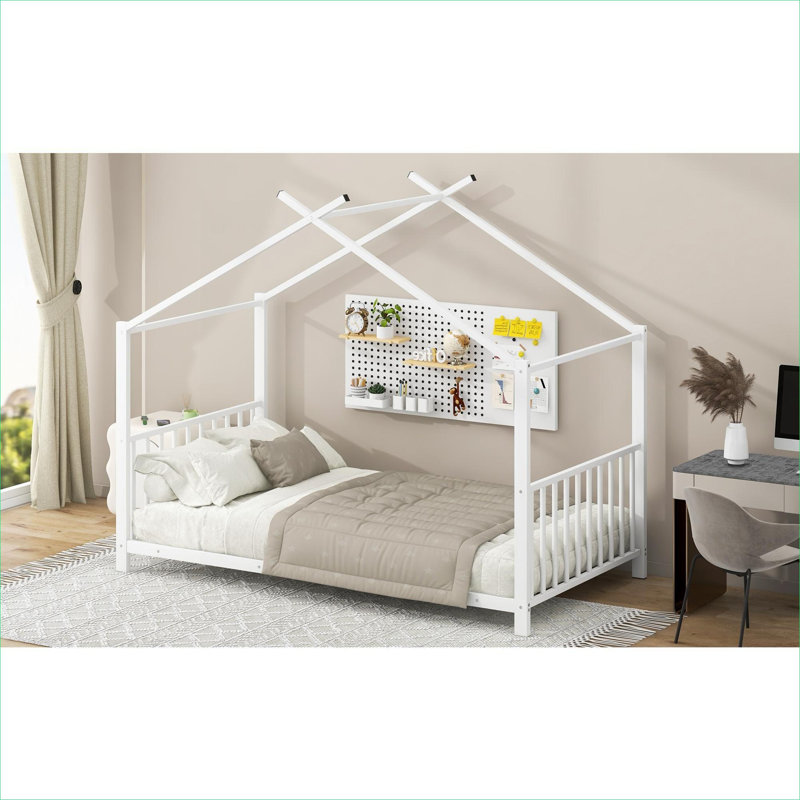 Lit plateforme simple pour chambre d'enfant, structure de maison en métal blanc propre avec support à lattes sans sommier