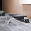 Robinet de baignoire à 3 trous à fixation sur plateau avec robinet cascade pour baignoire Robinet de baignoire moderne à deux poignées en laiton-108406263