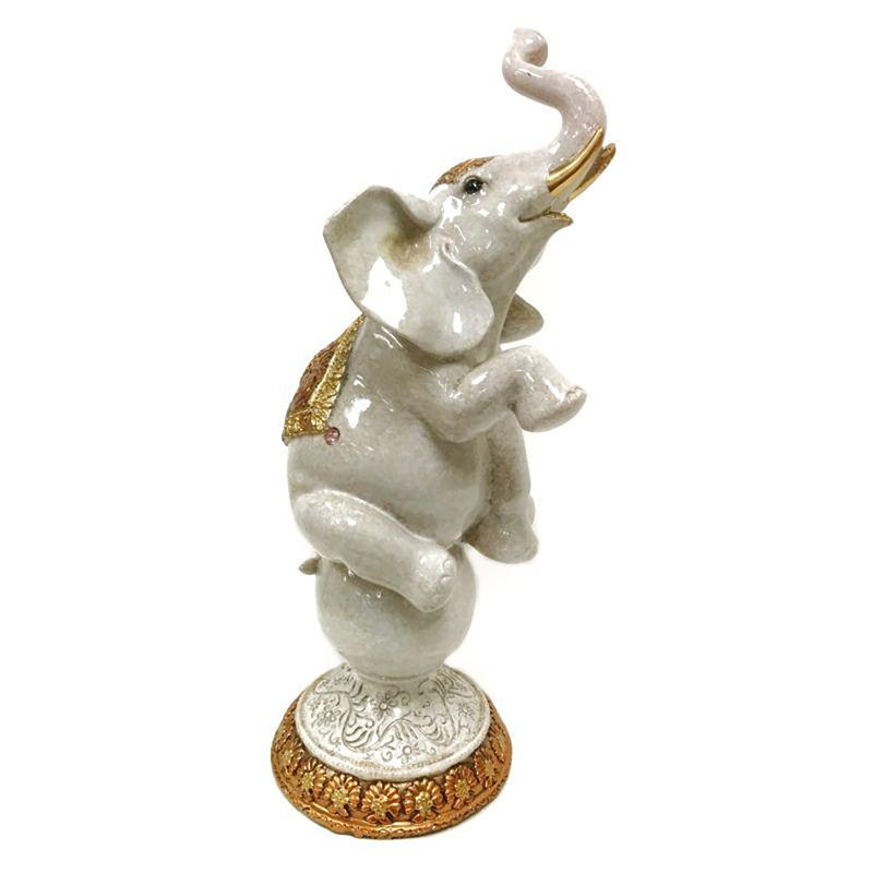Éléphant assis sur une boule Smita