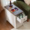Table de bout à roulettes avec station de chargement et ports USB cachés
