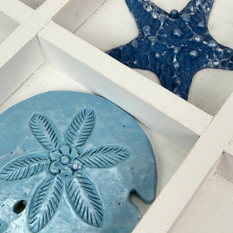 Jeu de morpion côtier avec pièces en bois blanchi et en résine bleue représentant la mer, 29,8 cm de large
