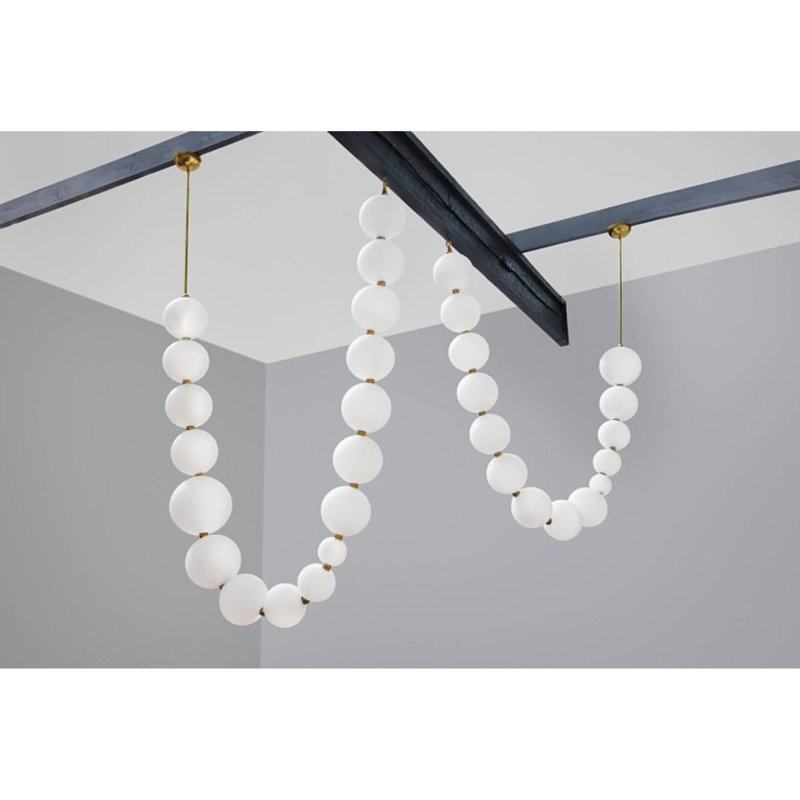 Lustre suspendu en laiton Moon, Transparent semi-opaque, 78 po de longueur x 8 po de largeur x 17 po de hau
