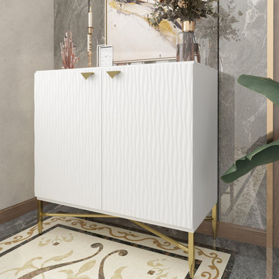 Armoire de luxe blanche à 2 portes avec portes en diamant et lignes épurées. Fonctionne bien dans les couloirs d'entrée. Quick pour deux adultes avec poignées de conception unique et pieds fuselés en métal. Tablettes réglables