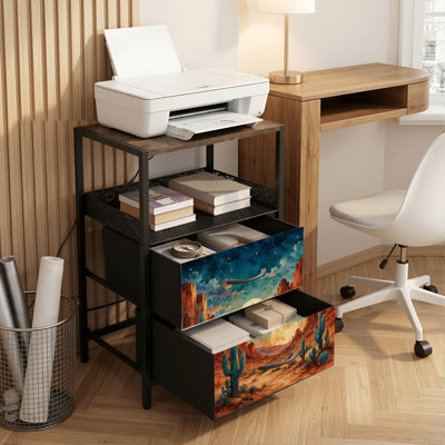 Table de chevet avec station de recharge, 2 tiroirs, ports USB et prises électriques, tablette ouverte, noire, motif paysage désertique, cactus, pleine lune sous ciel étoilé.