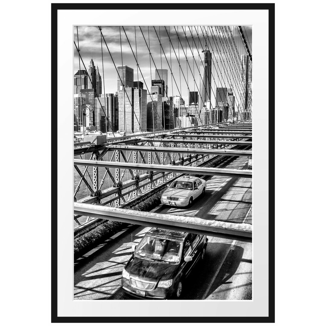 Gelbes Taxi in New York auf einer Brücke Gerahmter Fotokunstdruck